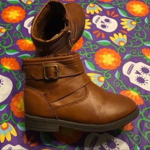 Carters buckle boots in brown size 8c